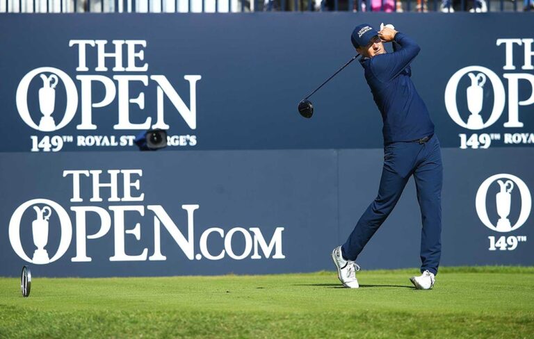 Jordan Spieth playing golf